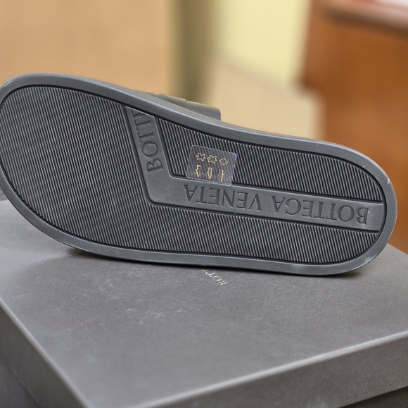 Bottega Veneta Black Leather Flip Flops - Picture 2 of 6